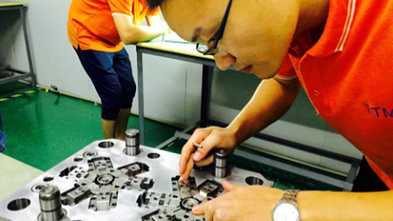 铝合金压铸模具与注塑模具：成本差异背后的工艺解析